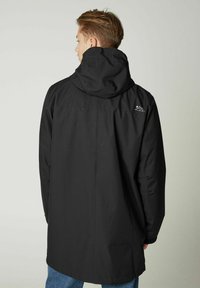 Schwarze, wasserdichte Jacke mit Kapuze, die ein minimalistisches Design, eine glatte Textur und ein kleines Berg-Logo auf dem Rücken aufweist.