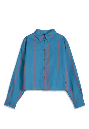Camisa cropped de manga larga en azul con rayas rojas verticales, cierre con botones en la parte delantera y cuello puntiagudo sobre un fondo blanco.