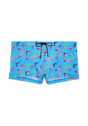 Helle blaue Badehose mit bunten Drachenmustern und einem schwarzen Kordelzug, der am vorderen Hosenbund gebunden ist.