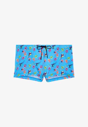 Helle blaue Badehose mit bunten Drachenmustern und einem schwarzen Kordelzug, der am vorderen Hosenbund gebunden ist.