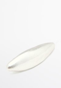 Silbernes, metallisches, längliches Objekt mit einer glatten, reflektierenden Oberfläche; leicht spitz zulaufende Enden, minimalistisches Design und keine sichtbaren Details oder Akzente.