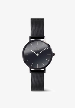 Černé analogové hodinky s minimalistickým designem, kulatým pouzdrem, hladkým černým ciferníkem, stříbrnými hodinovými značkami a texturovaným černým páskem.