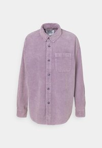 Lila kordflöjelsskjorta med krage, långa ärmar, knappstängning fram och en enda bröstficka. Texturerad tyg med vertikala ränder.