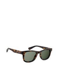 Occhiali da sole tartarugati con lenti verde scuro. Presentano una robusta montatura in plastica, una forma rettangolare ampia e il logo distintivo sulla astina.