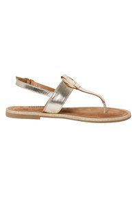 Metalliska guldplatta sandaler med tånageldesign, ankelrem och en cirkulär spänne. Texturerad fotbädd i tan-färg och glittrande sula.