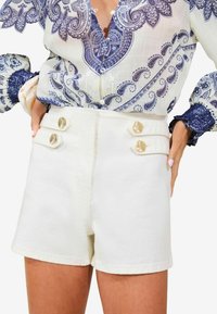 DOUBLE TAB - Pantaloni scurți din denim - white