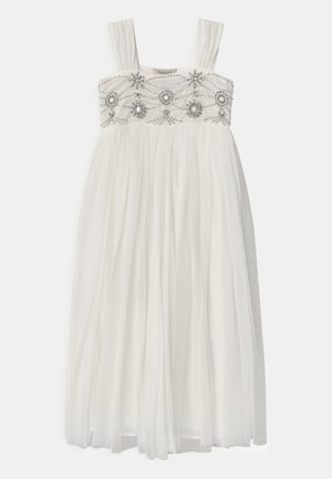 Witte mouwloze jurk met een tule rok en een versierde lijfje met zilveren kralen en edelsteenen in bloempatronen.