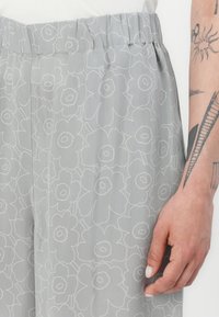 Marimekko OANET PIIRTO UNIKKO - Pantalon classique - grey/light grey