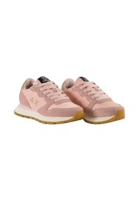 Paar pinke Wildleder- und Stoff-Sneaker mit beigen Gummisohlen, Schnürsenkeln, goldfarbenem Logo an der Seite und schwarzem Zungenlabel mit der Aufschrift "MÄDCHEN LAUFEN SCHNELLER".