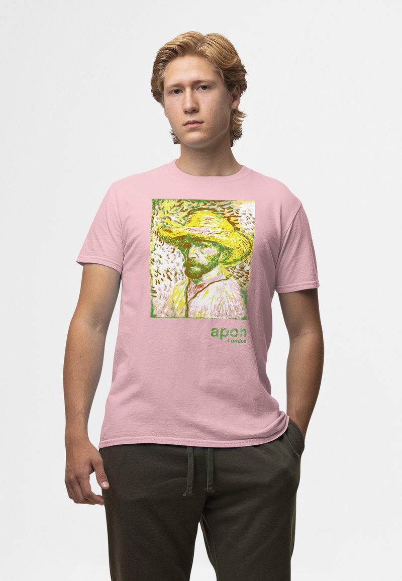 Camiseta de algodón rosa con un estampado gráfico de un hombre con un sombrero de paja y acentos verdes, etiquetada como "apoh London". Textura suave, diseño casual.