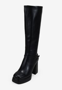 Stivale fino al ginocchio in pelle nera con punta quadrata, tacco alto e robusto, e una cinghia stretta alla caviglia con dettaglio di fibbia in metallo.