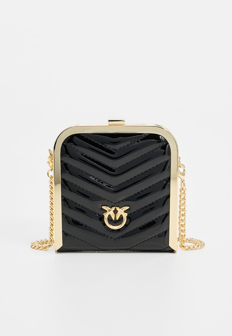 Sac en cuir verni noir avec un motif en chevrons, quincaillerie dorée et détail de logo. Il présente une bandoulière en chaîne dorée et une forme carrée structurée.