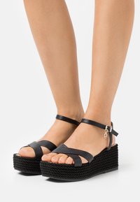 AIGNER Sandály na platformě - black