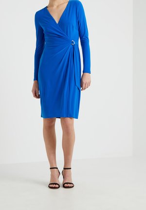 Robe à col en V et manches longues en tissu bleu vif avec un design portefeuille, ornée d'un anneau décoratif à la taille et d'un ourlet à hauteur du genou.