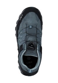 Zapatilla de senderismo gris con una parte superior transpirable, ante texturizado, cordones elásticos y un mecanismo de bloqueo circular. Cuenta con una suela de goma robusta.