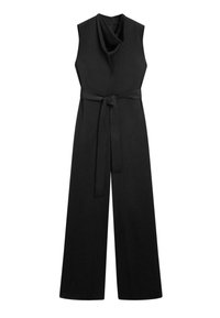 Mouwloze zwarte jumpsuit met wijde pijpen, met een col en een tailleband, op een witte achtergrond.