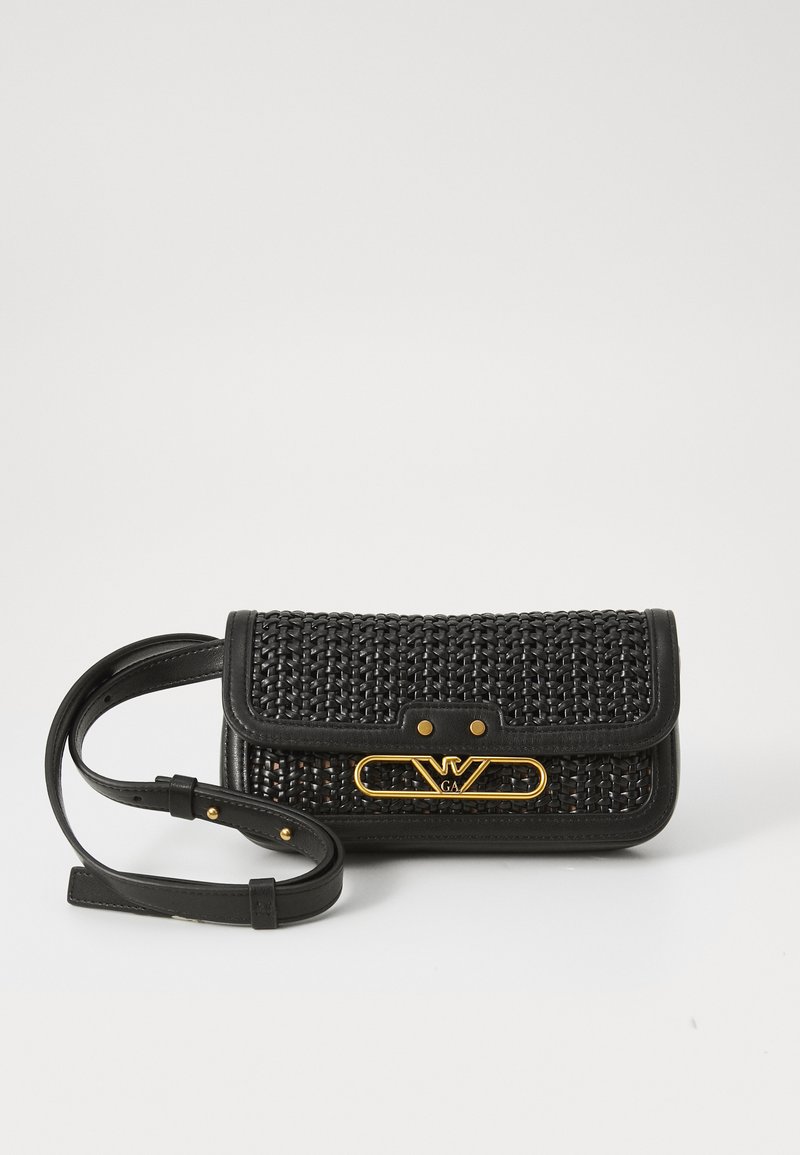 Mustan kudotun laukun nahkaosat, kultaiset yksityiskohdat, etulukko ja irrotettava hihna. Suorakulmainen muoto, teksturoitu pinta.