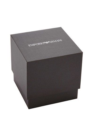 Czarne papierowe pudełko na prezent z przesuwaną pokrywą, na której znajduje się białe wytłoczone logo „EMPORIO ARMANI”. Gładka tekstura i minimalistyczny design.