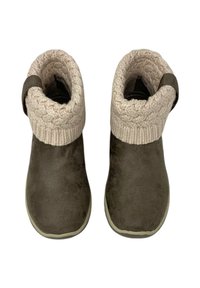 Bruine suède enkellaarsjes met een geprofileerde crèmekleurige gebreide boord, voorzien van een flexibele zool en een trekband voor gemakkelijk aan- en uittrekken.