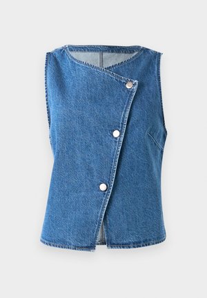 Chaleco de denim en azul claro con un diseño envolvente, que presenta un escote alto, tres botones de presión plateados y sin mangas.