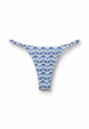 Blau-weiß gemusterter Bikini-Slip im Tanga-Stil mit schmalen seitlichen Trägern vor weißem Hintergrund.
