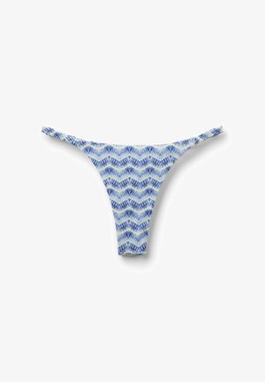 Blau-weiß gemusterter Bikini-Slip im Tanga-Stil mit schmalen seitlichen Trägern vor weißem Hintergrund.