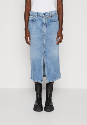 Denim midi rok in lichtblauw, met een voorsplit, een ceintuur in de taille en een klassiek vijfzakkenontwerp. Gecombineerd met zwarte chunky laarzen.