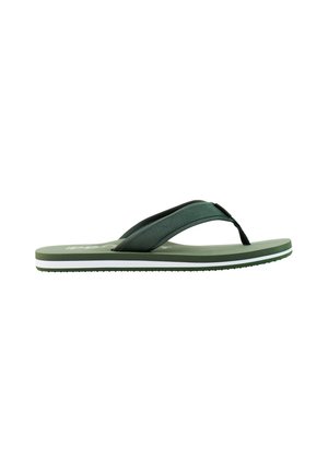 Groene teenslipper met stoffen riempje en gevoerde zool met een witte streep langs de rand, geïsoleerd op een witte achtergrond.