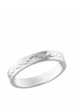 Sølvring med en facetteret geometrisk mønster på ydersiden og "925" stemplet på indersiden.