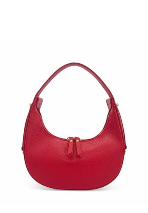 Sac à main en cuir grainé rouge en forme de croissant avec une bandoulière unique et deux tirettes de fermeture éclair au centre supérieur.