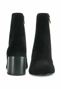 Czarne zamszowe botki za kostkę z okrągłym noskiem i blokowym obcasem. Posiadają złoty zamek z tyłu oraz gładką teksturę.