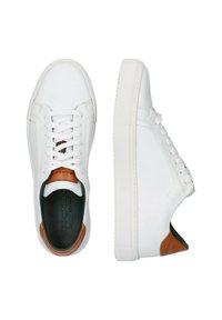 Witte leren sneakers met een ronde neus, vetersluiting aan de voorkant, bruine leren hielaccent en een getextureerde witte rubberen zool.