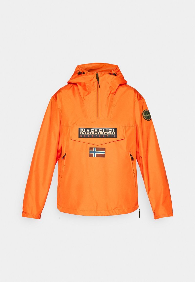 Giacca leggera arancione brillante con cappuccio, dotata di una grande tasca frontale, patch con logo e un piccolo accento a bandiera. Texture liscia.