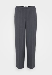 Donkergrijze pinstriped op maat gemaakte broeken met rechte pijpen en een hoge taille, weergegeven tegen een effen lichte achtergrond.