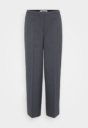 Donkergrijze pinstriped op maat gemaakte broeken met rechte pijpen en een hoge taille, weergegeven tegen een effen lichte achtergrond.