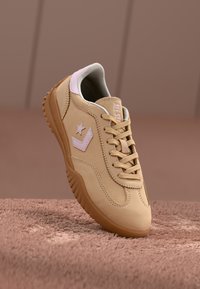 Converse RUN STAR TRAINER - Matalavartiset tennarit - coastal dune/sugar berry/egret