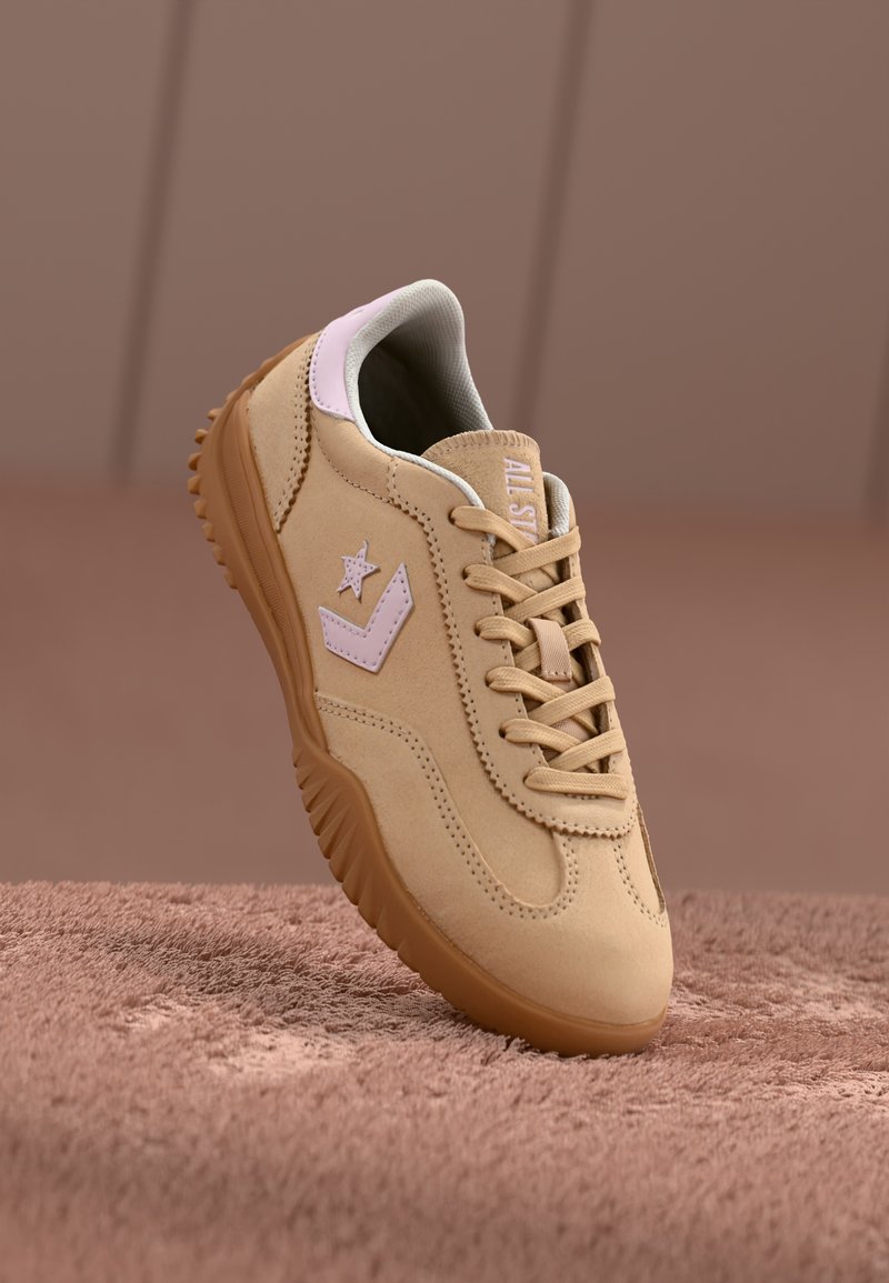 Converse RUN STAR TRAINER - Matalavartiset tennarit - coastal dune/sugar berry/egret