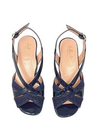 Sandali slingback blu navy con design a strap incrociato, dotati di una tomaia in vernice lucida e tessuto testurizzato, punta aperta e soletta imbottita.
