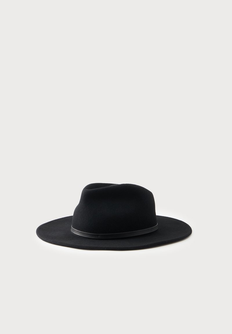 Chapeau en feutre noir à large bord avec une calotte plissée et une fine bande en cuir noir autour de la base de la calotte.