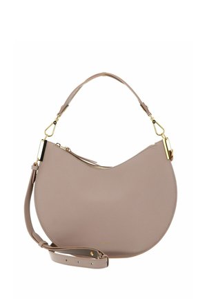 Sac à main en cuir taupe en forme de croissant avec ferrures dorées, poignée supérieure et bandoulière réglable sur fond blanc.