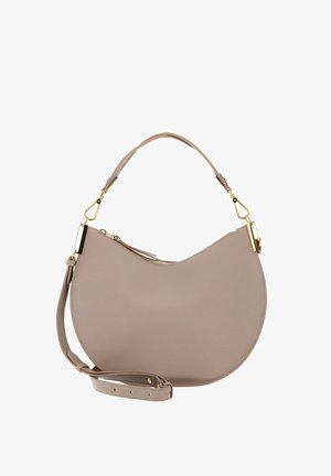 Sac à main en cuir taupe en forme de croissant avec ferrures dorées, poignée supérieure et bandoulière réglable sur fond blanc.