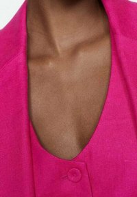 Fuchsia linnen blazer met een diepe V-hals en een enkele knoopsluiting. Heeft gestructureerde schouders en een gladde, licht gestructureerde stof.