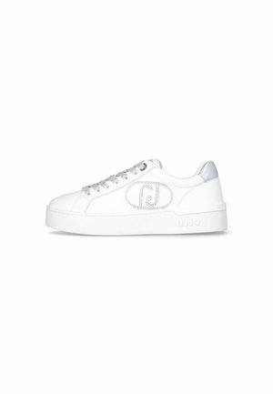 Sneakers bianchi in pelle con un design elegante, dettagli in argento sul tallone e un logo decorativo sul lato. Lacci texturizzati.