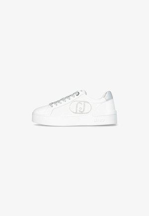 Sneakers bianchi in pelle con un design elegante, dettagli in argento sul tallone e un logo decorativo sul lato. Lacci texturizzati.