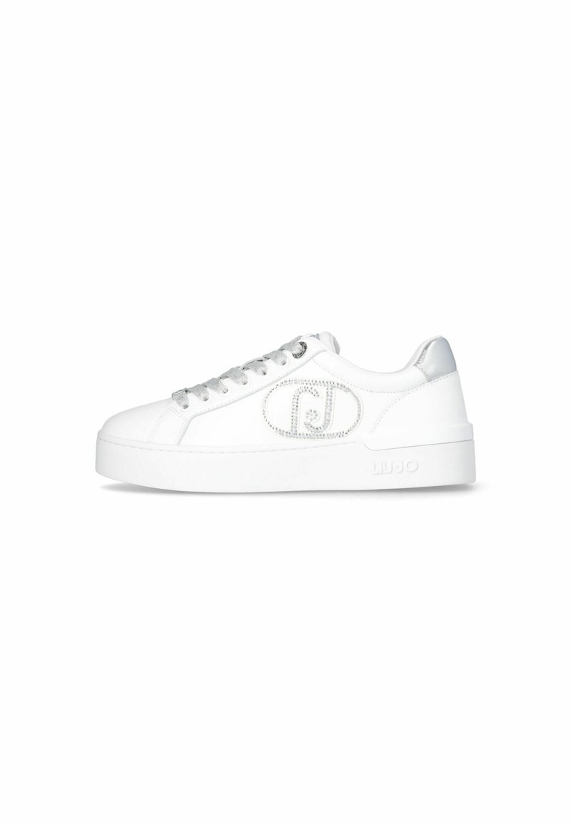 Sneakers bianchi in pelle con un design elegante, dettagli in argento sul tallone e un logo decorativo sul lato. Lacci texturizzati.