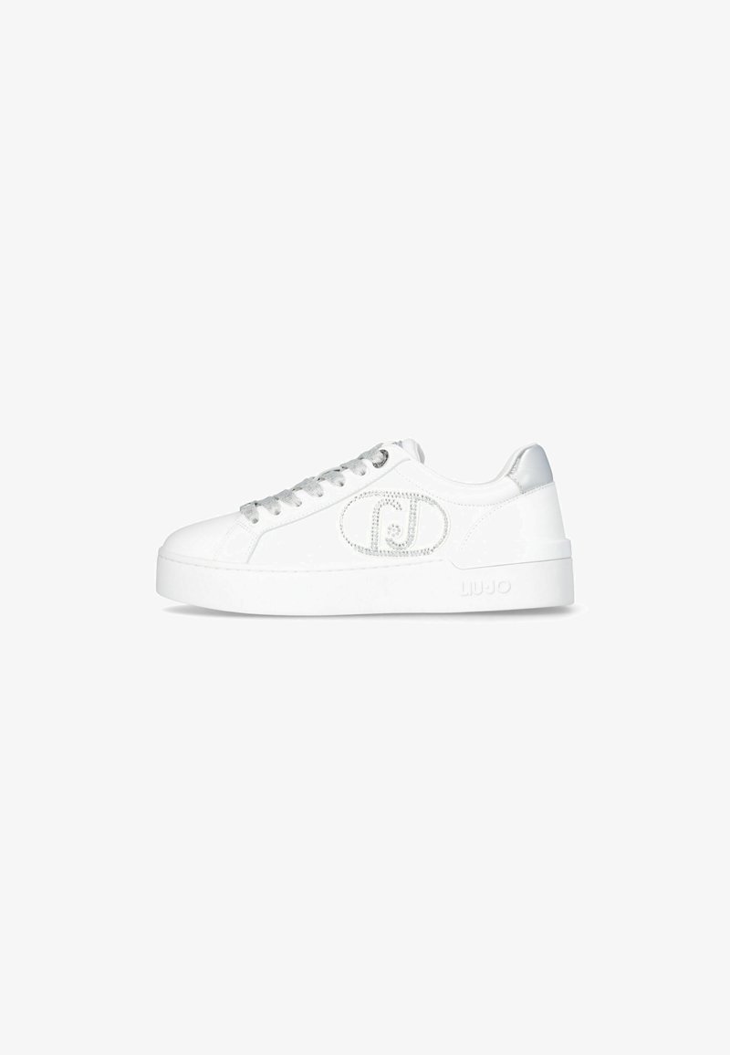 Sneakers bianchi in pelle con un design elegante, dettagli in argento sul tallone e un logo decorativo sul lato. Lacci texturizzati.