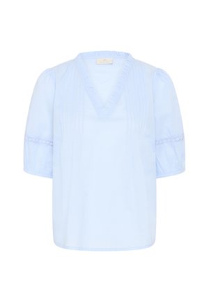 Blouse bleu clair avec col en V, manches courtes bouffantes, plis verticaux à l’avant et bordure en dentelle sur les manches.