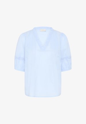 Blouse bleu clair avec col en V, manches courtes bouffantes, plis verticaux à l’avant et bordure en dentelle sur les manches.