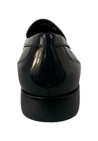 Scarpe da uomo in pelle nera, con punta rotonda, superficie liscia e tacco solido basso. Presentano cuciture sottili lungo le cuciture.