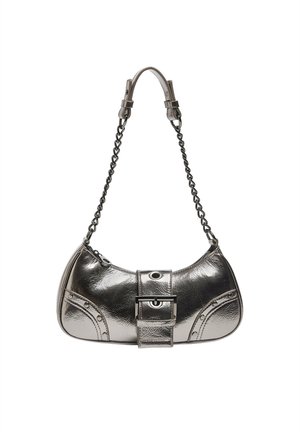 Petit sac à main métallique argenté avec forme courbée, bandoulière chaîne et détail de boucle centrale sur le rabat avant.